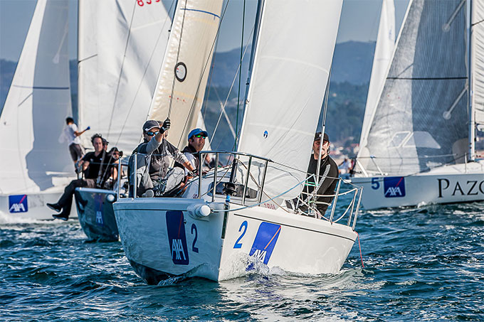 El-Namasté-de-Luis-de-Mira-a-punto-de-entrar-en-el-podio-provisional-de-la-Liga-de-Otoño-AXA-J80---Foto-©-Rosana-Calvo