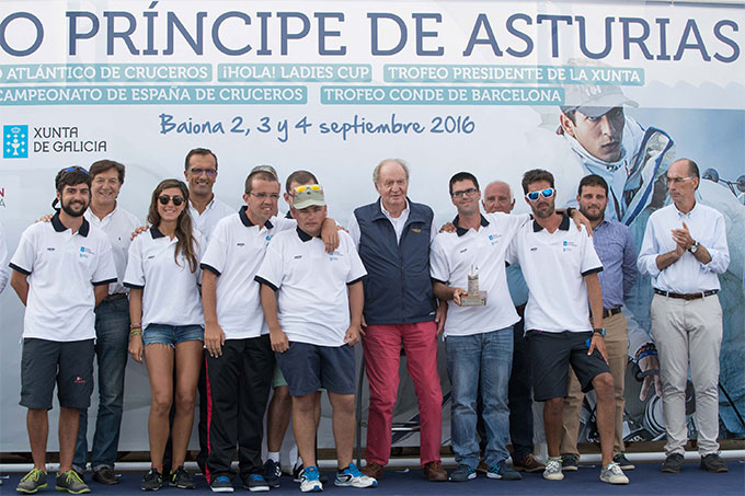 El-Rey-Juan-Carlos-entregó-la-mención-de-honor-a-los-chicos-de-la-Escuela-de-Vela-Adaptada-del-Monte-Real---Foto-Lalo-R.-Villar