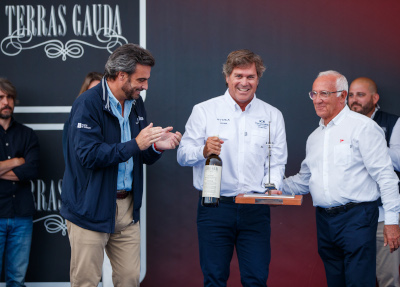 El vicepresidente de la Xunta y el presidente del Monte Real le entregaron el premio a Fernando Leon - Foto Lalo R Villar