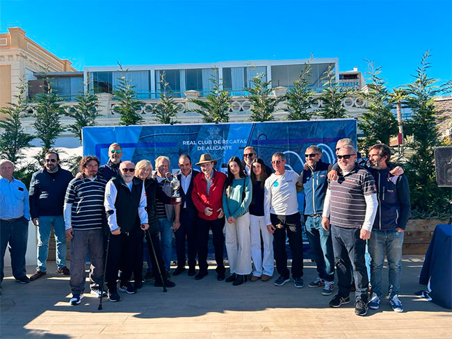 Entrega-de-trofeos-regata-trofeo-Román-Bono-con-la-presencia-de-Antonio-Peral,-teniente-alcalde-del-Ayuntamiento-de-Alicante,-y-Román-Bono,-patrocinador-de-la-prueba,-y-los-ganadores-de-la-prueba