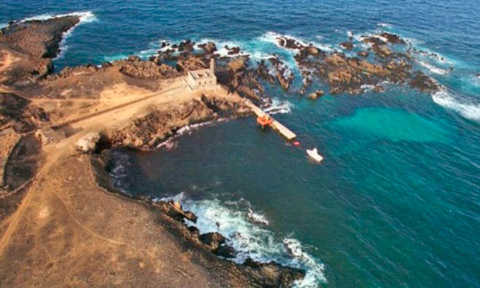 Faro_alegranza_coast