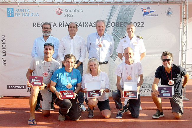 Foto-famiila-vencedores-59-Regata-Rías-Baixas-(medios)