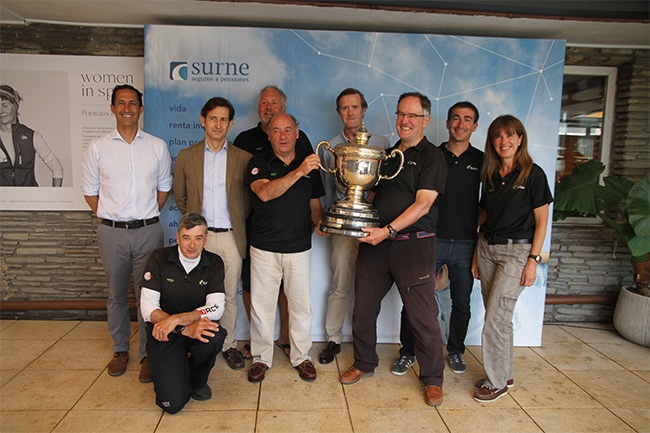 foto-maitena-con-trofeo