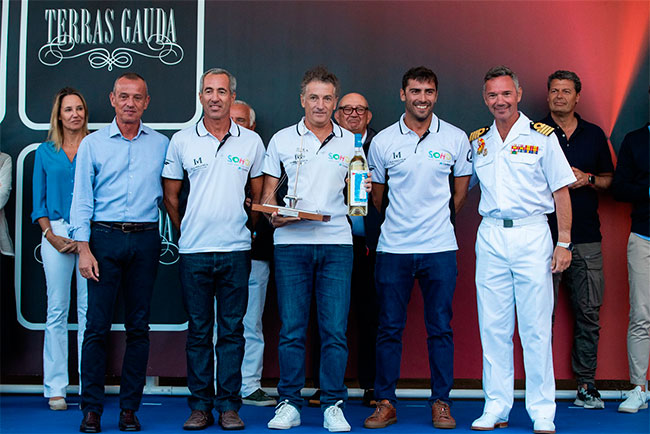 Javier-Bandera-y-parte-de-su-tripulación-recogieron-el-premio-al-mejor-barco---Foto-Lalo-R-Villar-
