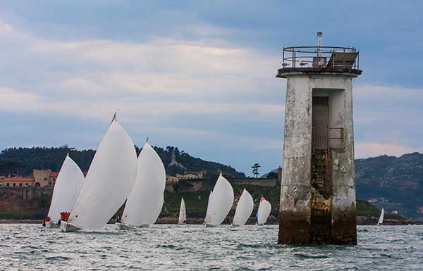 La-flota-de-J80-a-punto-de-virar-el-faro-de-San-Juan---Foto-©-Rosana-Calvo