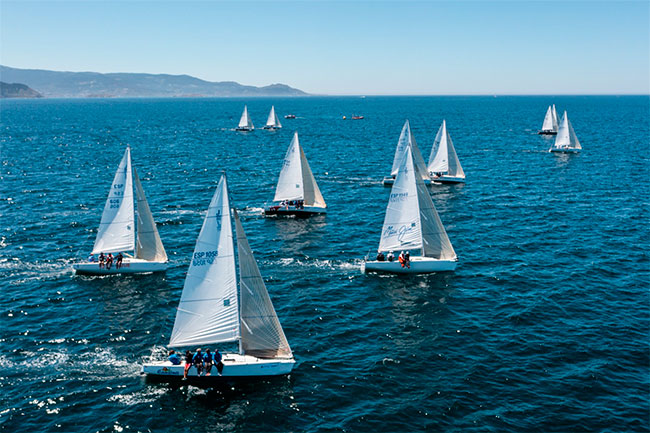 La-flota-de-J80-en-regata---Entrega-de-premios-Conde-de-Gondomar-2022---Foto-©-Jacobo-Bastos