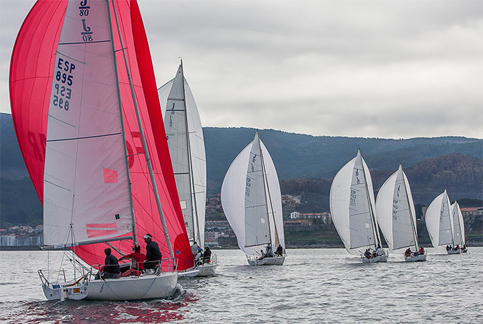 La-penúltima-jornada-de-la-Liga-de-Otoño-AXA-J80-se-disputó-hoy-en-Baiona---Foto-©-Rosana-Calvo--