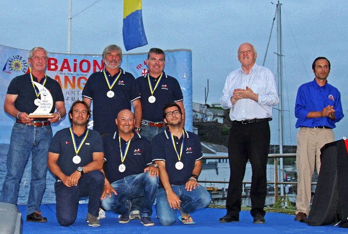 La tripulación del Saint Maxime recogiendo el premio de ganador de la primera etapa -  Foto © Rodrigo M Rato