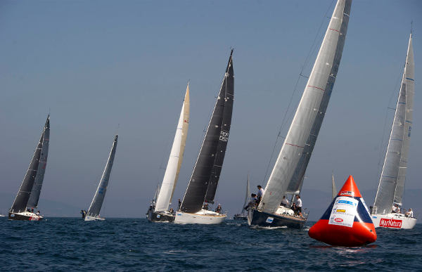 Los grandes barcos compitieron hoy en el exterior de la bahía de Baiona -  - Foto Miguel Riopa