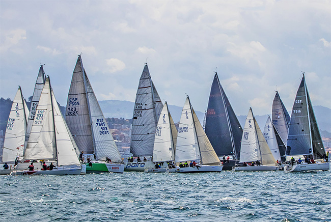 Parte-de-la-flota-de-la-última-edición-del-Trofeo-Comunica-en-Vigo---Foto-©-Rosana-Calvo