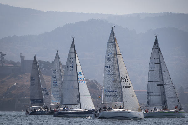 Parte de la flota del Trofeo Príncipe de Asturias frente al parador de Baiona  - Foto Lalo R. Villar