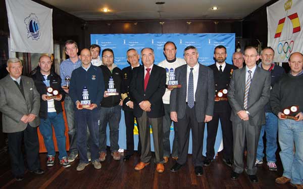 Premiados-y-autoridades-en-foto-de-familia-(medios)