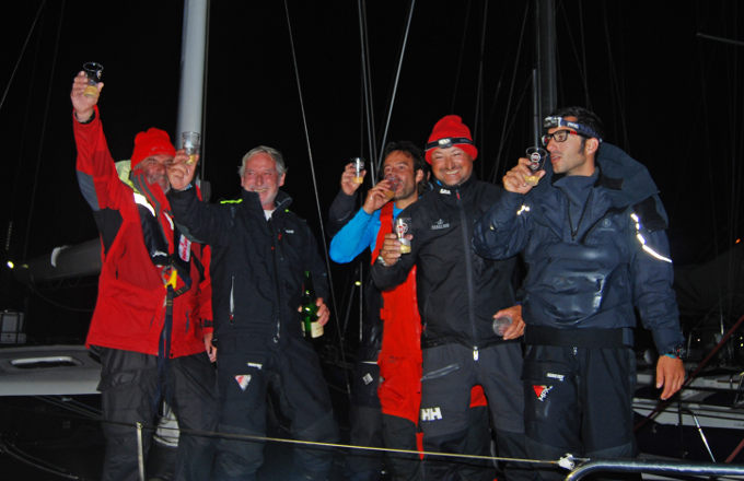 Primer brindis del Saint Maxime tras cruzar los primeros la llegada de la Baiona Angra Atlantic Race