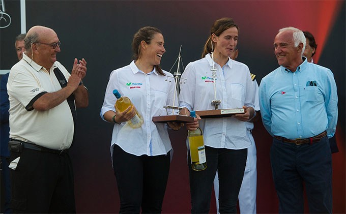 Támara-Echegoyen-y-Berta-Betanzos-con-el-presidente-de-Terras-Gauda-y-el-presidente-del-Monte-Real-Club-de-Yates---Foto-Miguel-Riopa