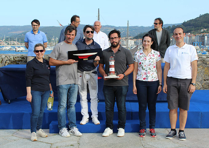 Tripulación-del-Nahela-ganadora-del-Trofeo-Comunica---Foto-©-Óscar-Calero-