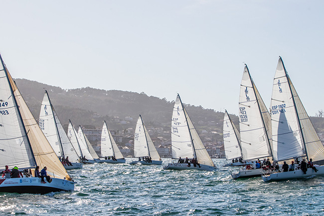 Una-flota-de-20-veleros-se-disputa-la-Liga-de-Invierno-Baitra-J80---Foto-©-Rosana-Calvo-