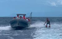 El deportista canario, Ricardo García, finaliza  con éxito la prueba de esquí acuático .circunvalando la isla de El Hierro.