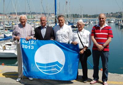 El C.N. Ría de Ares izó de forma oficial la Bandera Azul