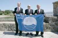 El Club de Yates iza su bandera azul otorgada por la Asociación de Educación Medioambiental y del Consumidor