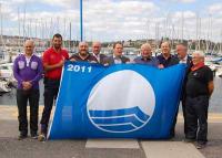 EL CLUB NÁUTICO RÍA DE ARES IZA LA BANDERA AZUL 