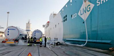  Balearia pone en marcha un sistema multicisterna de suministro de GNL a buques en el puerto de Valencia 
