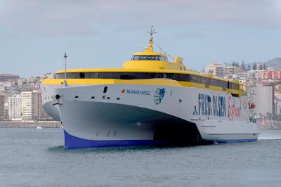  Fred.Olsen presenta en Tenerife su nuevo trimarán, el Bajamar Express 