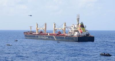 La Armada indú rescata el granelero Ruen y a sus tripulantes de los piratas somalíes