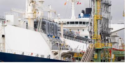 La planta regasificadora de Enagás en El Musel recibe su primer buque metanero