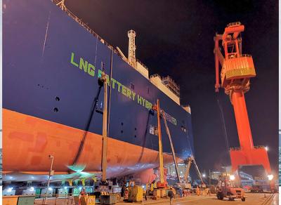  Puesto a flote en China el primer car carrier híbrido de UECC 