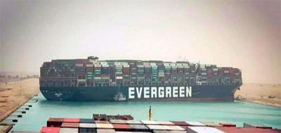 Un super contenedor de 400 m de eslora se atraviesa en el Canal de Suez provocando un bloqueo total
