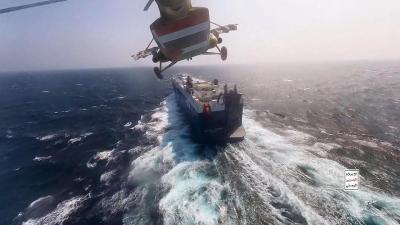 Varias navieras suspenden el paso por el mar Rojo hacia Suez tras los ataques hutíes Varias navieras suspenden el paso por el mar Rojo hacia Suez tras los ataques hutíes