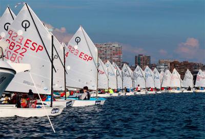 La 51 Semana Náutica del Real Club de Regatas de Alicante arranca con la vela ligera y la pesca