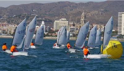 Seis colegios participarán en la iniciativa Málaga Navega con motivo de la Semana Náutica Clínica Avilés y Román Seis colegios participarán en la iniciativa Málaga Navega con motivo de la Semana Náutica Clínica Avilés y Román
