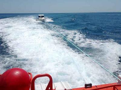 Salvamento Marítimo rescata a tres tripulantes de la embarcación Marga XVI con vía de agua a dos millas al Este de Cabo Tortosa