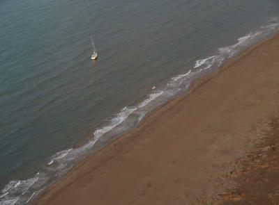 Rescatados ilesos los dos tripulantes de un velero en el delta del Ebro 