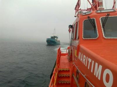 Salvamento Marítimo remolca a un pesquero sin gobierno y a punto de varar en las Islas Cíes Salvamento Marítimo remolca a un pesquero sin gobierno y a punto de varar en las Islas Cíes