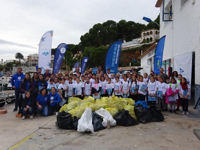 Los escolares del Port de Xàbia retiran 160 kilos de residuos de la playa de la Grava y el puerto 