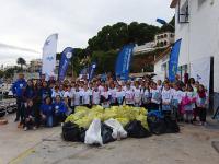 Los escolares del Port de Xàbia retiran 160 kilos de residuos de la playa de la Grava y el puerto 