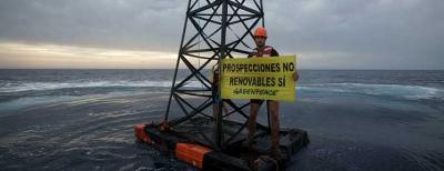 Acción marina de Greenpeace en Lanzarote contra las prospecciones de Repsol en Canarias