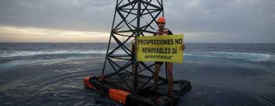 Acción marina de Greenpeace en Lanzarote contra las prospecciones de Repsol en Canarias