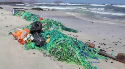 La polución de redes llena las playas de Sal en Cabo Verde 