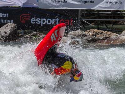 Finales de la Copa del mundo de kayak freestyle, en Sort (Lleida)  Oriol Colomé y Quim Fontané, a semifinales de K1 
