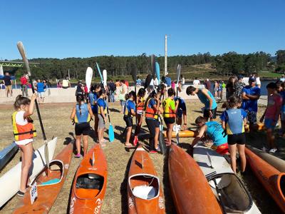 Cerca de 500 deportistas en la IV regata provincial de Catoira