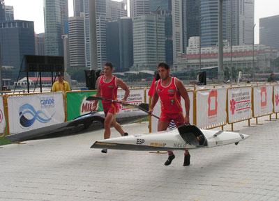 Iván Alonso sin medalla por el oleaje de una embarcación de turismo en Marina Bay.