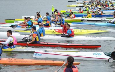 Rianxo acoge la primera  regata de la liga gallega de kayak de mar.