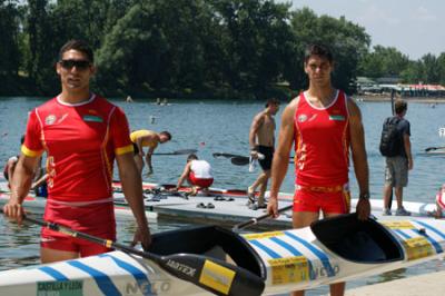 Diego Piña y Víctor Rodriguez concentrados con el equipo k4 1000 Diego Piña y Víctor Rodriguez concentrados con el equipo k4 1000