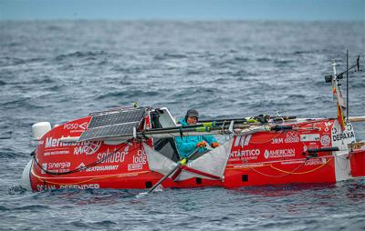 Antonio de la Rosa empieza su desafío remando 22 horas al día contra viento y marea