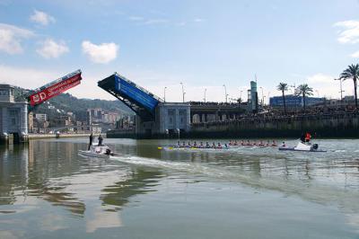 El Puente de Deusto levanta sus brazos a la 36ª Regata Ingenieros-Deusto El Puente de Deusto levanta sus brazos a la 36ª Regata Ingenieros-Deusto