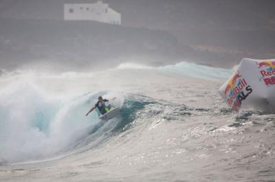 A pesar de una apretada batalla, el Equipo Península gana a Canarias en el duelo de ida del Red Bull Rivals en condiciones épicas.