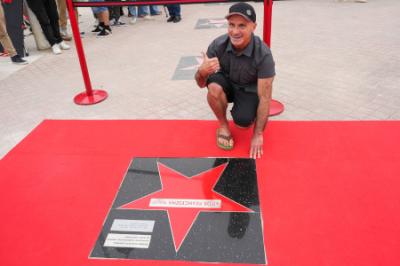 Aitor Francesena incluye su nombre en el paseo de las estrellas del surf de Ribamontán al Mar 